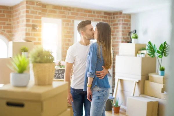 Mooie Jonge Paar Verhuizen Naar Een Nieuw Huis Glimlachend Gelukkig — Stockfoto