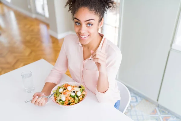 Ung Afrikansk Amerikansk Kvinna Äter Hälsosam Pastasallad Förvånad Med Idé — Stockfoto