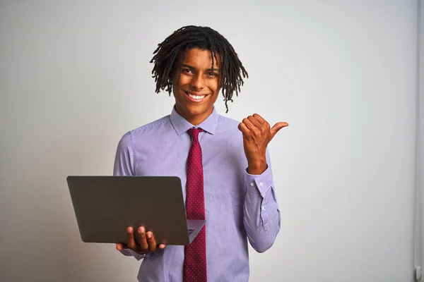 Hombre Negocios Afroamericano Con Rastas Usando Laptop Sobre Fondo Blanco —  Fotos de Stock
