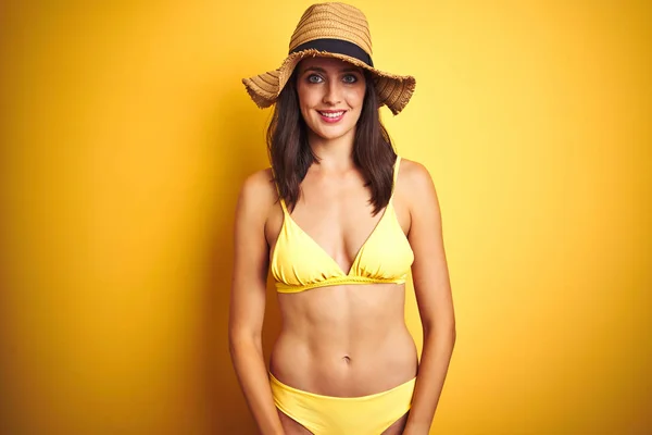 Schöne Frau Mit Gelbem Bikini Und Sommermütze Vor Isoliertem Gelben — Stockfoto