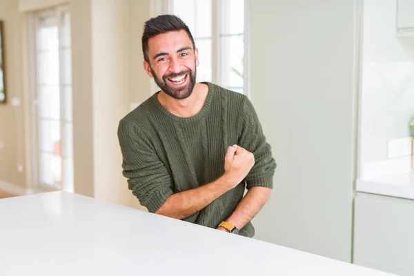 Bonito Homem Celebrando Aplaudindo Com Expressão Excitante Sorrindo Para Ganhar — Fotografia de Stock