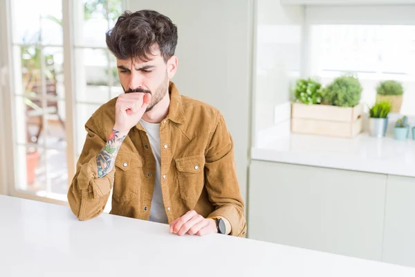 Hombre Joven Con Chaqueta Casual Sentado Sobre Una Mesa Blanca —  Fotos de Stock