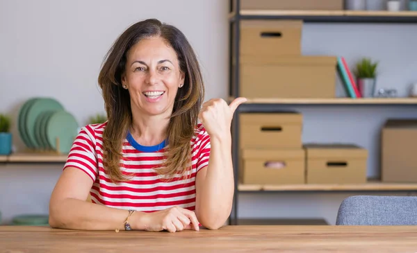 Middelbare Leeftijd Senior Vrouw Zittend Aan Tafel Thuis Glimlachend Met — Stockfoto