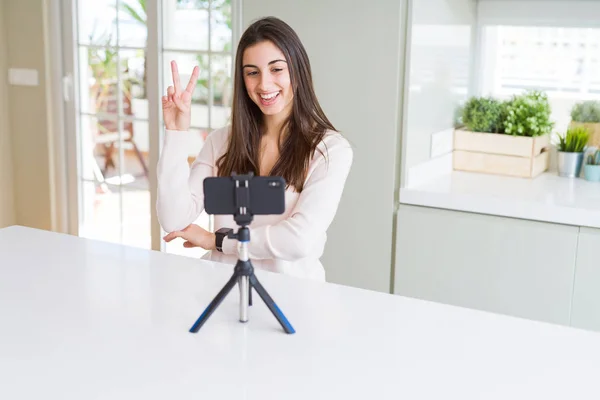 Mooie Jonge Vrouw Opnemen Selfie Video Met Smartphone Webcam Glimlachend — Stockfoto