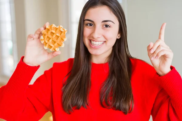 Belle Jeune Femme Mangeant Des Gaufres Belges Sucrées Très Heureux — Photo