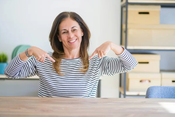 Mujer Mayor Mediana Edad Sentada Mesa Casa Con Cara Sonrisa — Foto de Stock