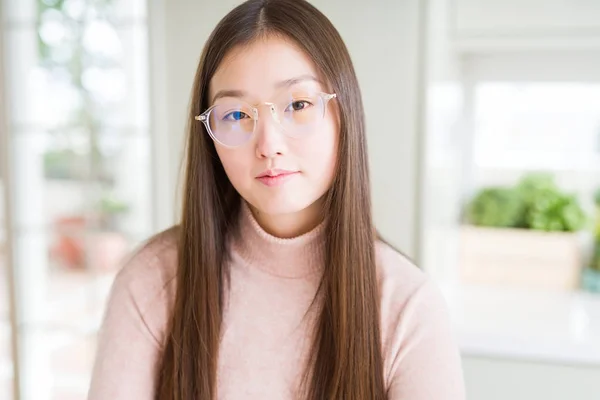 Piękna Kobieta Azjatyckich Noszenie Okularów Obniżone Poważną Miną Twarzy Prosty — Zdjęcie stockowe