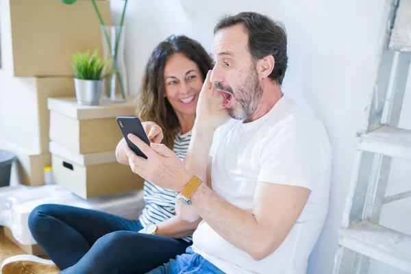 Medelålders Senior Romantiskt Par Kärlek Sitter Lägenhet Golvet Med Lådor — Stockfoto