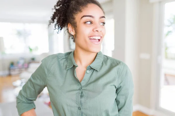 Mooie jonge Afro-Amerikaanse vrouw glimlachend vrolijk, friendel — Stockfoto