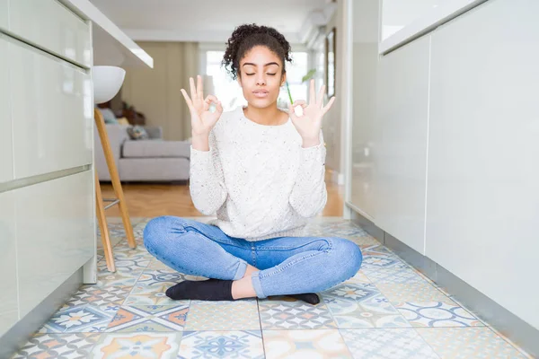 Mooie Jonge Afro Amerikaanse Vrouw Met Afro Haar Zittend Vloer — Stockfoto