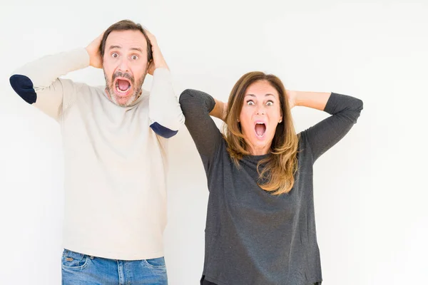 Hermosa Pareja Mediana Edad Enamorada Sobre Fondo Aislado Loca Asustada — Foto de Stock