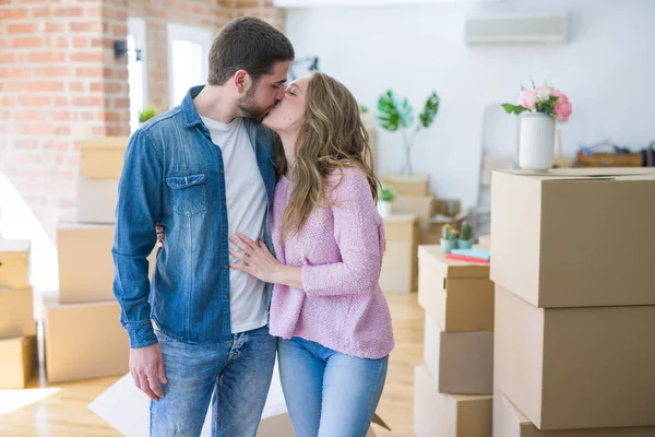 Jovem Casal Bonito Olhando Feliz Juntos Mudando Para Uma Nova — Fotografia de Stock