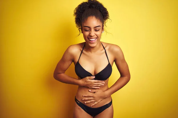 Tatil Üzerinde Afrikalı Amerikan Kadın Bikini Izole Sarı Arka Plan — Stok fotoğraf