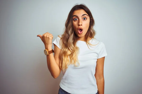 Jovem Mulher Bonita Vestindo Casual Shirt Branca Sobre Fundo Isolado — Fotografia de Stock