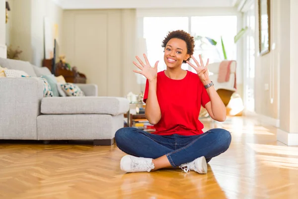 Jovem Bela Mulher Afro Americana Sentada Chão Casa Mostrando Apontando — Fotografia de Stock