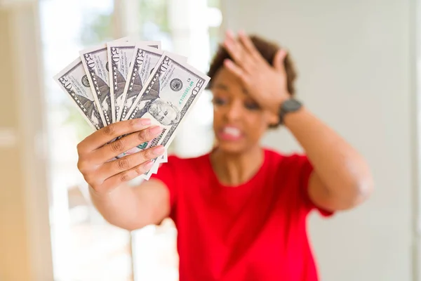 Mujer Afroamericana Joven Sosteniendo Billetes Banco Cincuenta Dólares Estresados Con — Foto de Stock