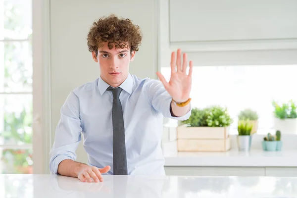 Joven Hombre Negocios Con Corbata Haciendo Parar Cantar Con Palma — Foto de Stock