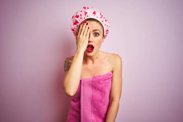 Mladá Krásná Žena Ručníku Koupeli Klobouk Sprchování Nad Růžovým Izolovaným — Stock fotografie