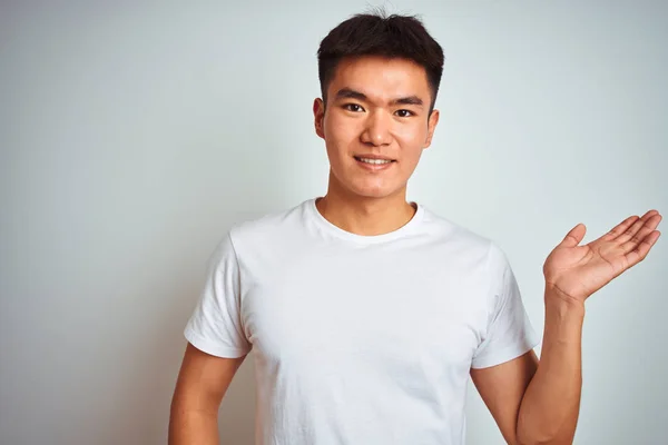 Jeune Asiatique Chinois Homme Portant Shirt Debout Sur Fond Blanc — Photo