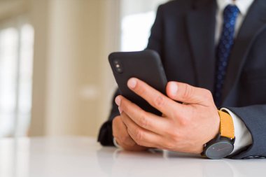 Smarpthone kullanarak iş adam elinde yakın çekim
