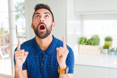 Evde yakışıklı İspanyol hayret ve yukarıya bakıp parmakları ile işaret şaşırttı ve silah kaldırdı.