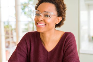 Afro saçlı gözlüklü güzel genç Afrika kadın