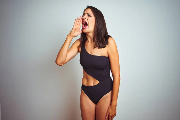 Mulher Bonita Vestindo Biquíni Swimwear Sobre Fundo Isolado Branco Gritando — Fotografia de Stock