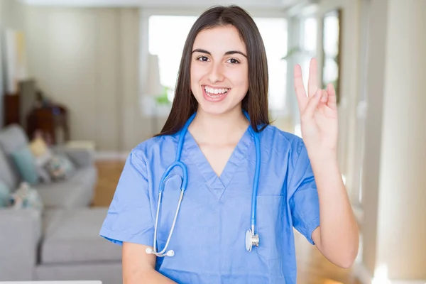 Schöne Junge Krankenschwester Uniform Und Stethoskop Der Klinik Lächelnd Mit — Stockfoto