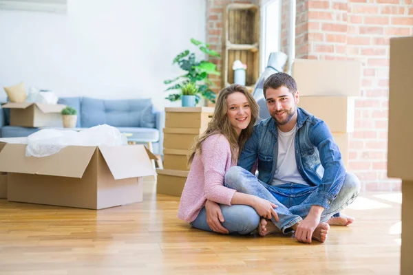 Joven Hermosa Pareja Enamorada Sentada Suelo Junto Con Cajas Cartón — Foto de Stock