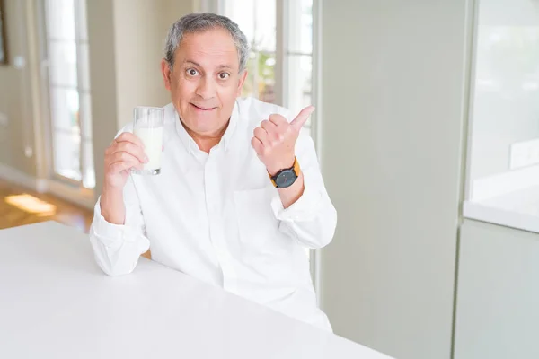 Guapo Hombre Mayor Bebiendo Vaso Leche Fresca Desayuno Señalando Mostrando — Foto de Stock