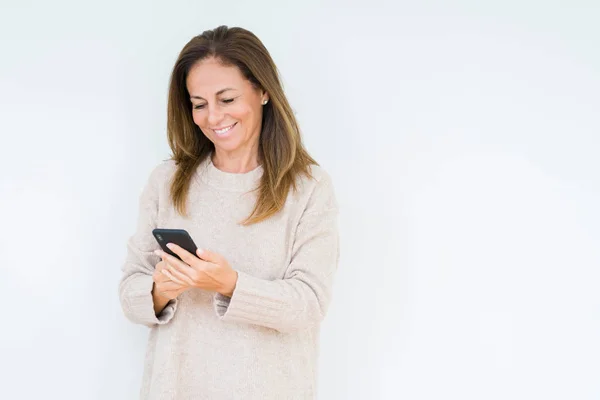 Femme Âge Moyen Utilisant Smartphone Sur Fond Isolé Avec Visage — Photo