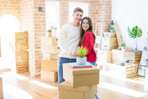 Schönes junges Paar zieht in ein neues Zuhause, steht auf neuer apa — Stockfoto