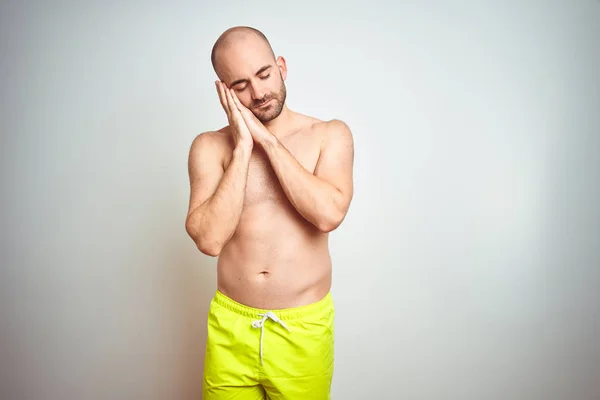 Junger Mann Ohne Hemd Urlaub Gelber Badebekleidung Vor Isoliertem Hintergrund — Stockfoto