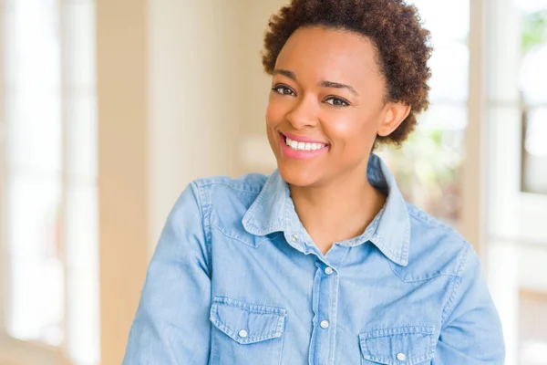 Jovem Bela Mulher Afro Americana Olhando Para Lado Com Sorriso — Fotografia de Stock