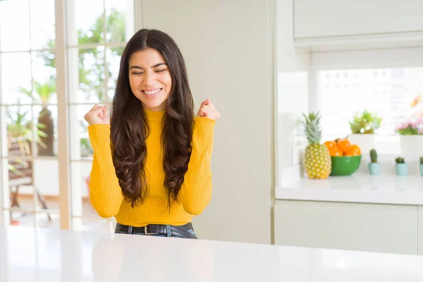 Jonge Mooie Vrouw Thuis Witte Tafel Opgewonden Voor Succes Met — Stockfoto