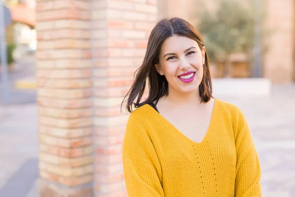 Bella Giovane Donna Sorridente Allegra Camminare Strada Una Giornata Sole — Foto Stock