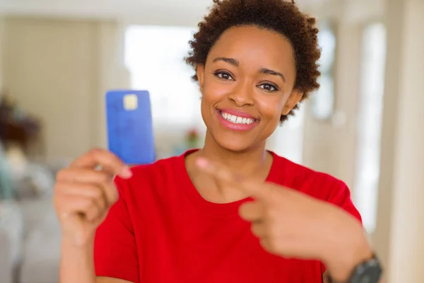 Mladá Africká Americká Žena Držící Kreditní Karty Velmi Šťastný Ukázal — Stock fotografie