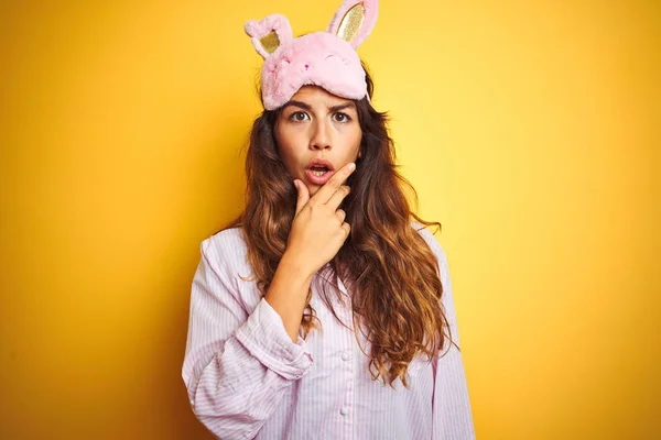 Mujer Joven Con Pijama Máscara Dormir Pie Sobre Fondo Amarillo — Foto de Stock