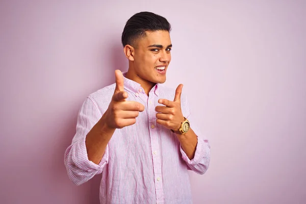 Genç Brezilyalı Adam Mutlu Komik Yüzü Ile Kameraya Parmaklarını Gösteren — Stok fotoğraf