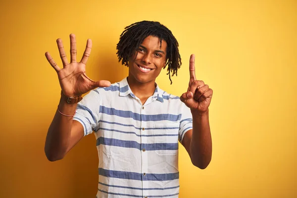 Homem Afro Americano Com Dreadlocks Vestindo Camisa Listrada Sobre Fundo — Fotografia de Stock