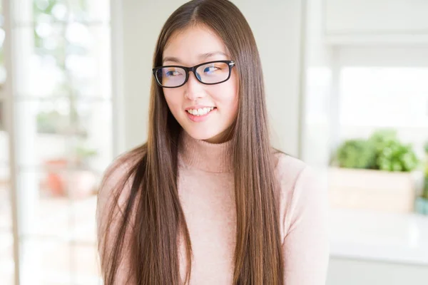 Bella Donna Asiatica Con Gli Occhiali Sorridenti Guardando Lato Fissando — Foto Stock