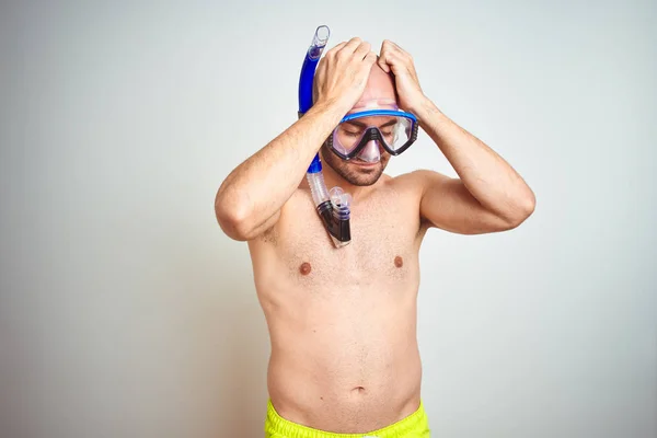 Junger Mann Mit Taucherbrille Über Isoliertem Hintergrund Mit Kopfschmerzen Verzweifelt — Stockfoto