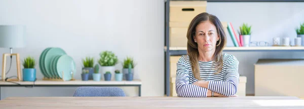 Foto Gran Angular Mujer Mayor Mediana Edad Sentada Mesa Casa —  Fotos de Stock