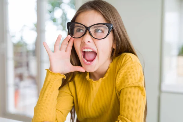 Beautiful Young Girl Kid Wearing Glasses Shouting Screaming Loud Side — Stock Photo, Image