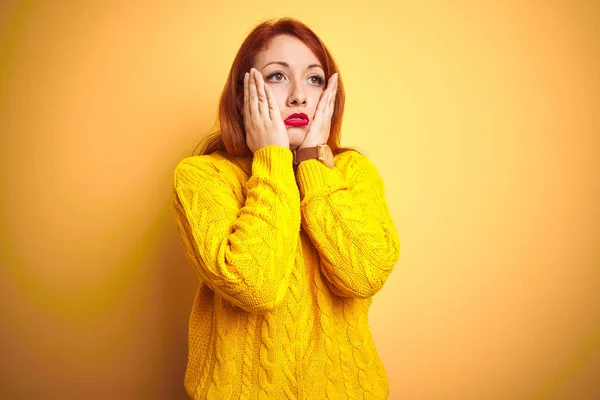 美丽的红发女人穿着冬季毛衣站在孤立的黄色背景疲惫的手覆盖脸 沮丧和悲伤 心烦意乱和恼火的问题 — 图库照片