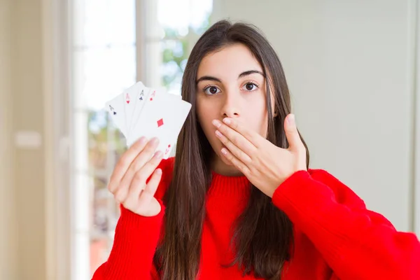 Jovem Bonita Jogando Poker Cobrir Boca Com Mão Chocada Com — Fotografia de Stock