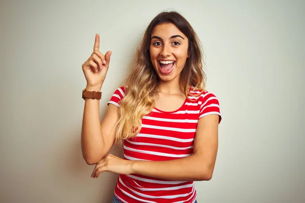 Jovem Mulher Bonita Vestindo Listras Vermelhas Shirt Sobre Fundo Isolado — Fotografia de Stock