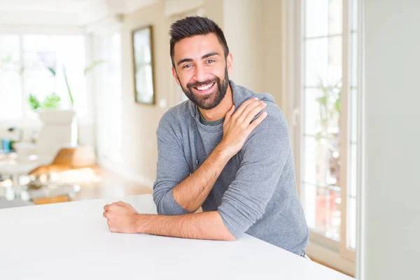 Hombre Guapo Sonriendo Alegre Con Una Gran Sonrisa Cara Mostrando — Foto de Stock