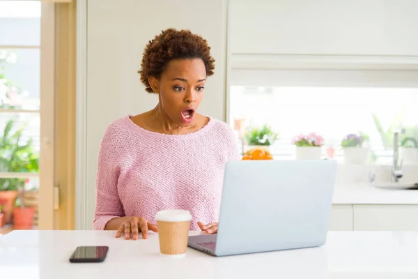 年轻的非洲裔美国妇女工作使用电脑笔记本电脑害怕和震惊与惊讶的表情 恐惧和兴奋的脸 — 图库照片
