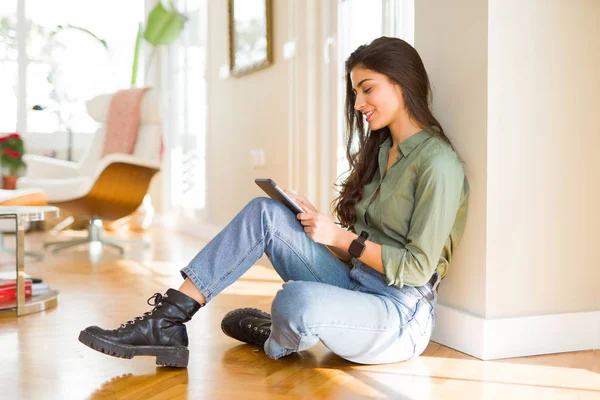 Schöne junge Frau arbeitet mit Touchpad-Tablet sitzt auf t — Stockfoto